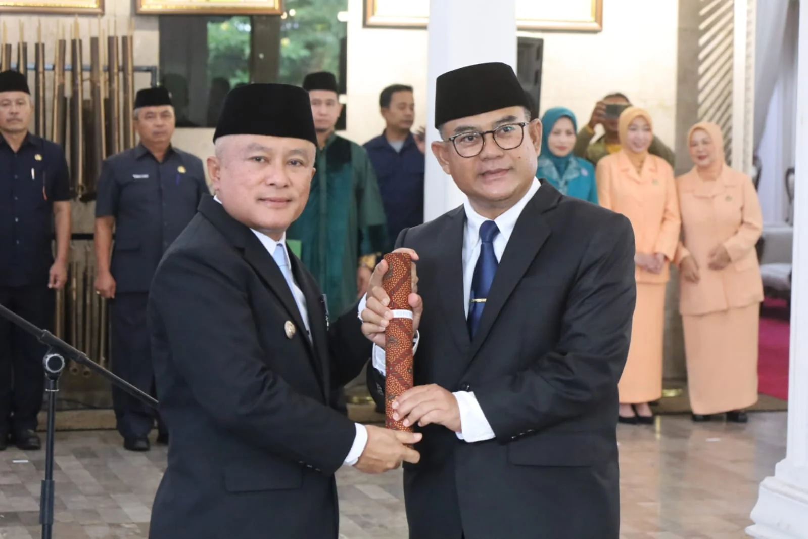 Bupati Kuningan, Dr. H. Dian Rachmat Yanuar, M.Si., resmi melantik Uu Kusmana, S.Sos., M.Si. jadi Sekretaris Daerah.Ist