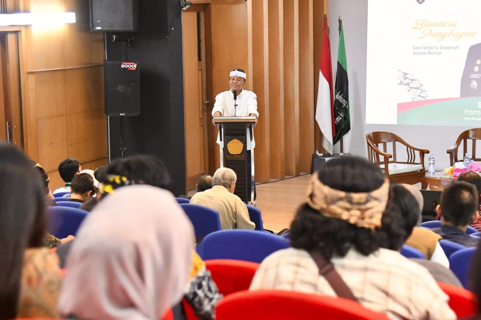 Sekda Herman saat memberikan keynote speech pada Simposium Pamuda Sunda Tahun 2026 bertema “Ngarumat Tatar Sunda, Ngarancang Masa Depan” di Auditorium Bale Rumawat, Universitas Padjadjaran, Kota Bandung, Sabtu, 18 Oktober 2026.
