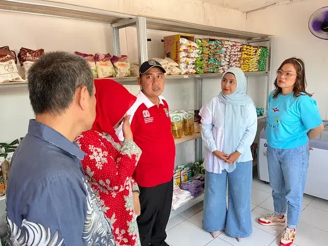 Camat Sukmajaya, Christine Desima Arthauli (kanan pertama) meninjau keberadaan KMP Kelurahan Baktijaya. (Foto: JD 02/Diskominfo)