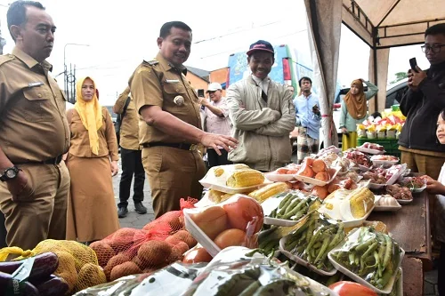 Bupati Sumedang Dony Ahmad Munir saat melihat  Bazar Ramadan.Dok-Diskominfosanditik Sumedang