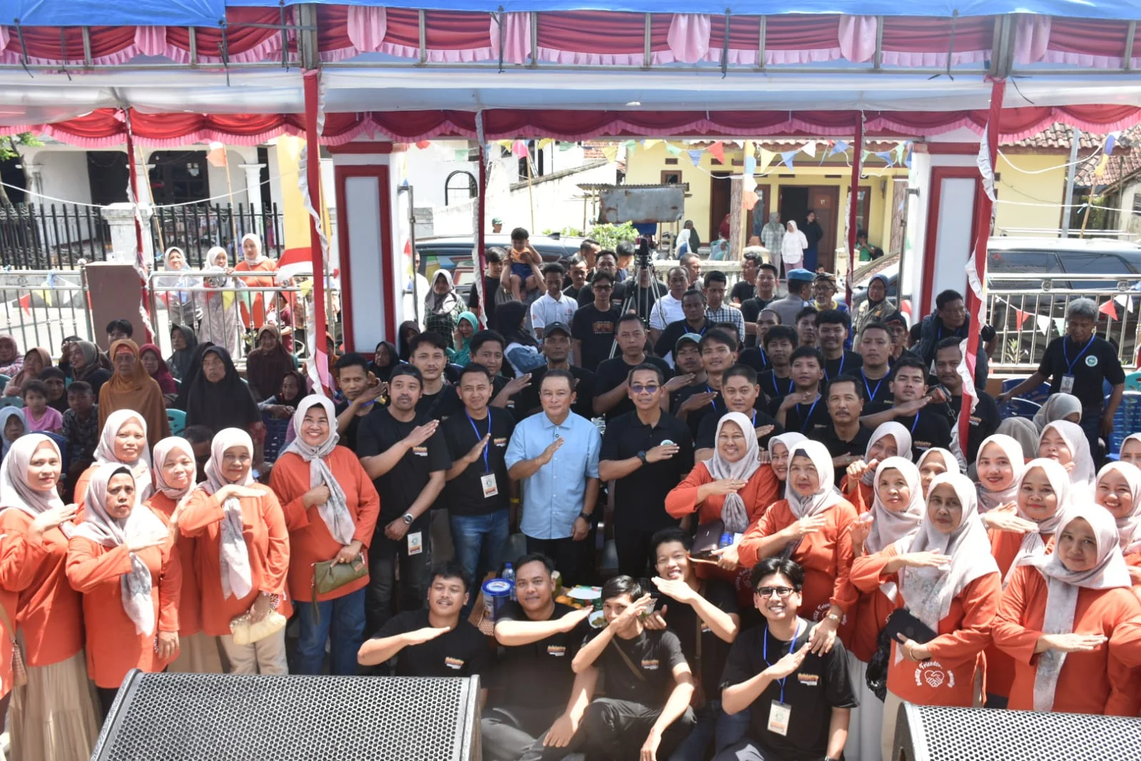 Bupati Kuningan, Dr. H. Dian Rachmat Yanuar, M.Si., menegaskan bahwa kekompakan dan kepedulian sosial masyarakat merupakan fondasi utama dalam mendorong pembangunan daerah.Dok-Diskominfo Kuningan