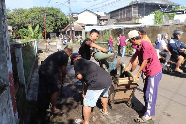 Kepala Bidang Bina Marga DPUTR Kota Sukabumi Barlian Hadi, di sela – sela kerja bakti yang diadakan pada 5 Desember 2025.Ist