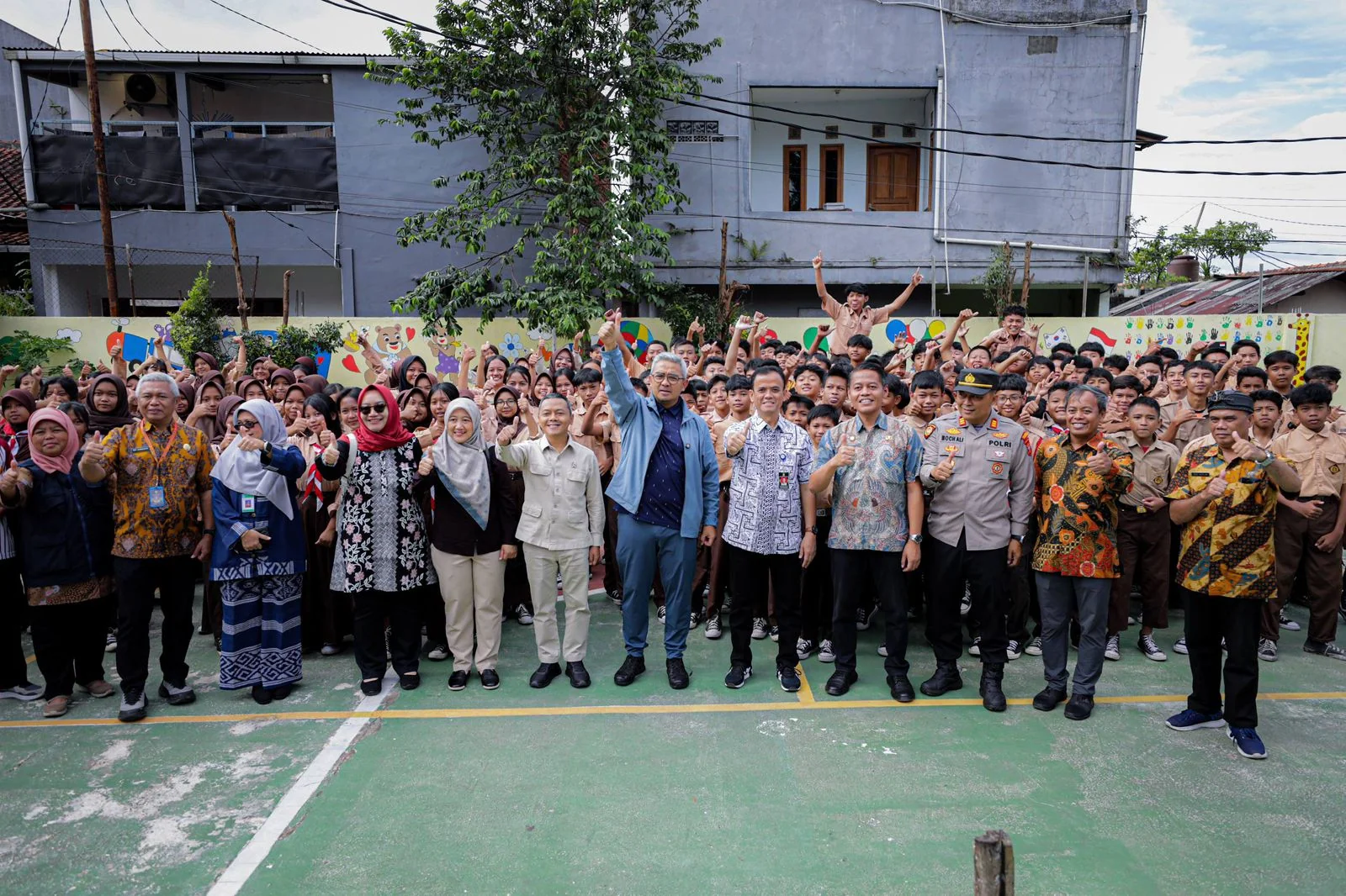 . SMP Negeri 70 Bandung menjadi salah satu sekolah yang merasakan manfaat program bantuan smartboard untuk menunjang proses belajar mengajar di kelas.Dok-Diskominfo Kota Bandung