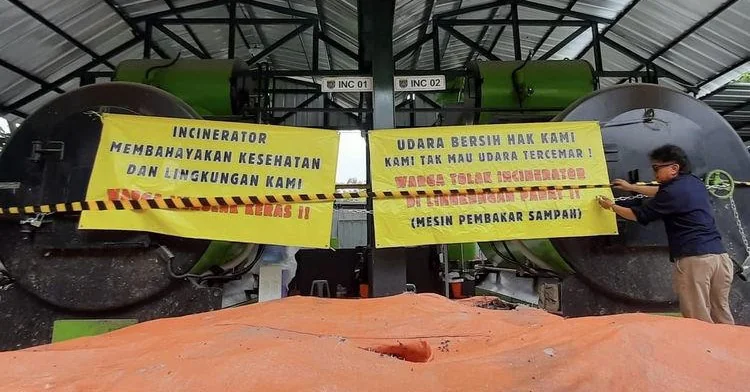 Dua mesin pembakar sampah (insinerator) yang disegel warga Kelurahan Abadijaya, Sukmajaya, Kota Depok.