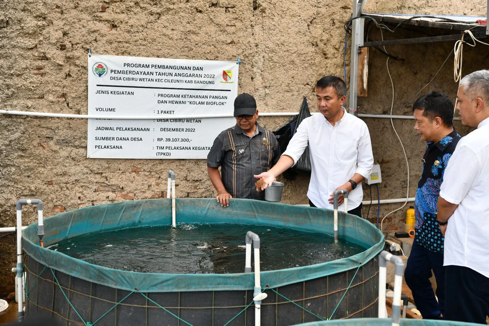Pj Gubernur Jabar Bey Machmudin meninjau Desa Wisata dan Edukasi Cibiru Wetan, Kecamatan Cileunyi, Kabupaten Bandung, Jumat (8/11/2024).(Foto: Rizal Fs/Biro Adpim Jabar)