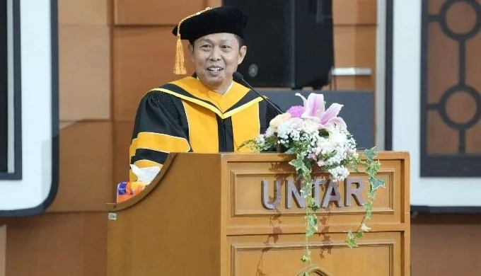 Hendra Noor Saleh meraih gelar doktor Ilmu Manajemen di Untar Jakarta yang digelar di Gedung M, Kampus I Untar, Jakarta pada Senin, 27 Oktober 2025.