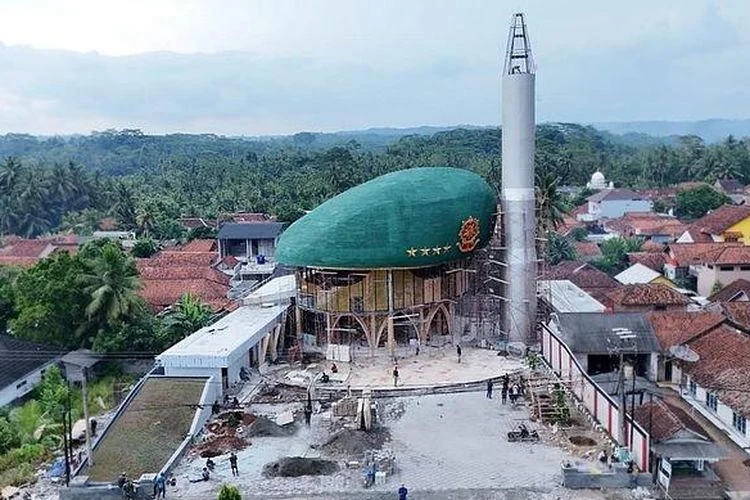 Masjid dengan kubah unik berbentuk baret hijau dengan empat bintang