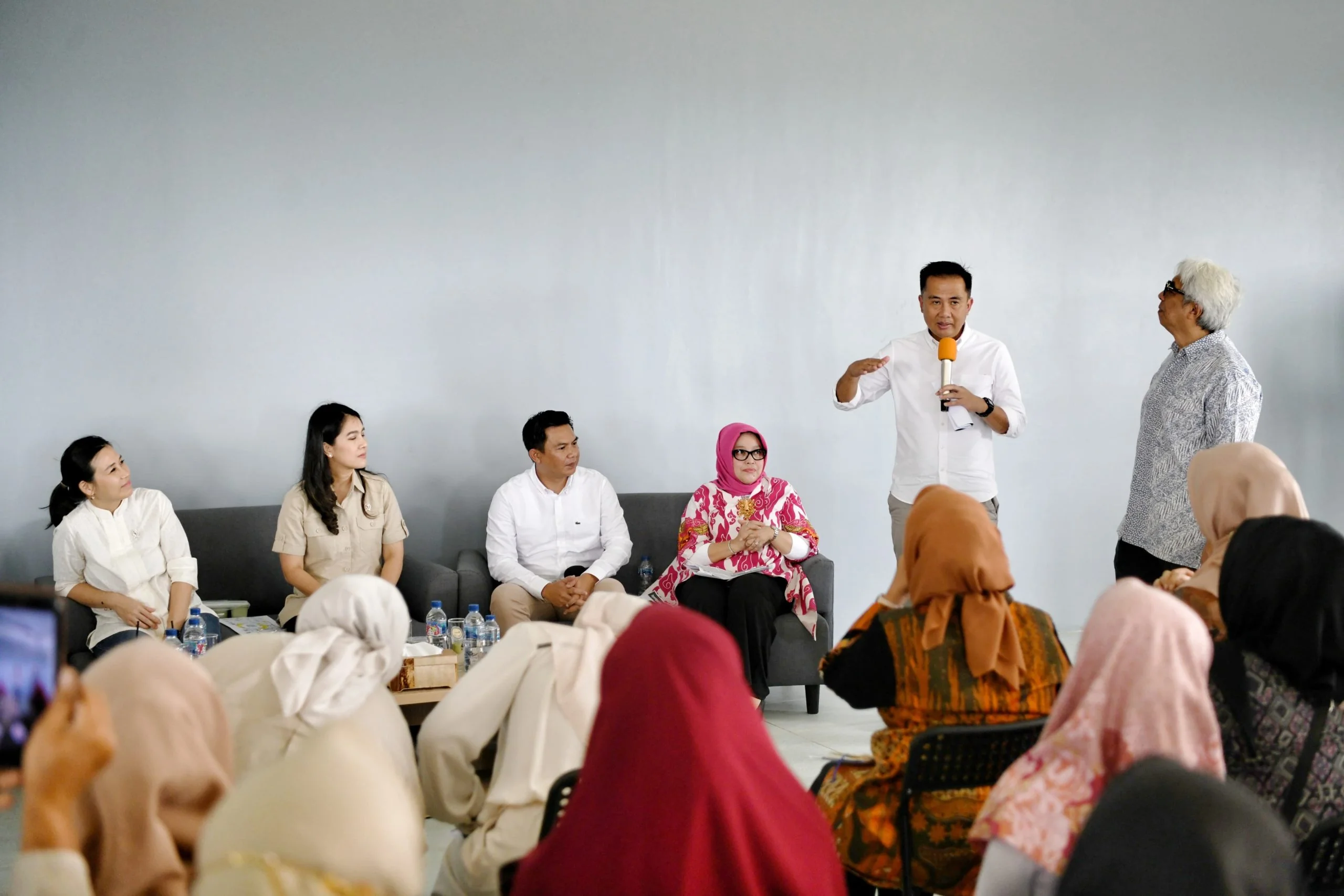Penjabat Gubernur Jawa Barat Bey Machmudin mendampingi Wakil Menteri Pemberdayaan Perempuan dan Perlindungan Anak RI Veronica Tan mengunjungi SMKN Tegalwaru, Kabupaten Purwakarta, Jumat (13/12/2024).