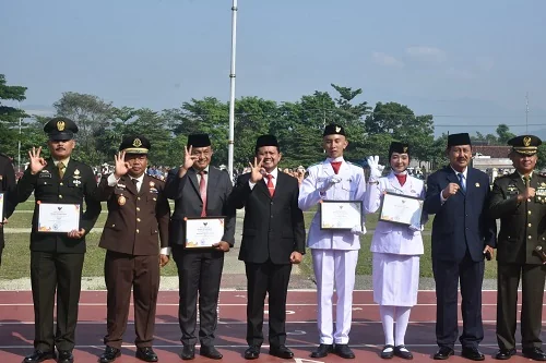 Bupati Sumedang Dony Ahmad Munir menyerahkan Sertifikat Penghargaan Paskibraka Tahun 2025 kepada para pembina, pelatih, panitia, dan anggota Paskibraka di Lapangan Pusat Pemerintahan Sumedang.Dok-Diskominfosanditik Sumedang