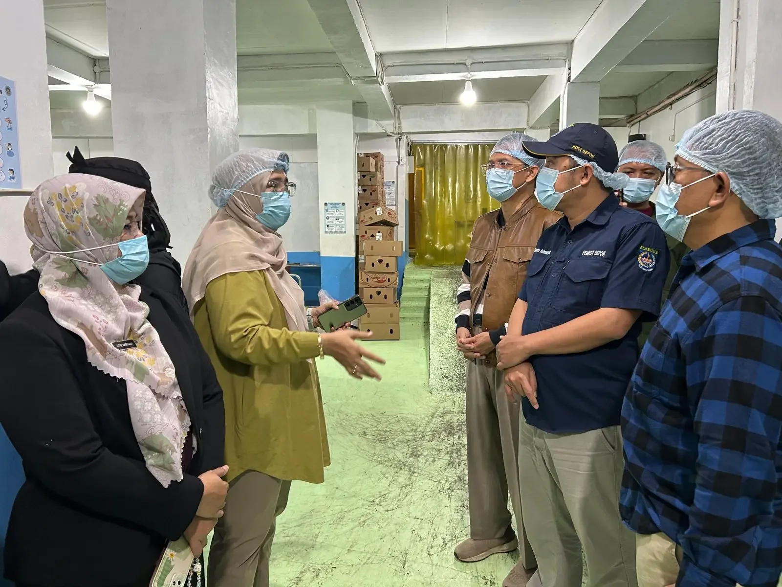 Foto: JD 01/Diskominfo. Wakil Wali Kota Depok selaku Kasatgas Percepatan MBG, Chandra Rahmansyah dan tim meninjau aktivitas Satuan Pelayanan Pemenuhan Gizi (SPPG) di Kecamatan Tapos, Jumat (17/04/26) dini hari.