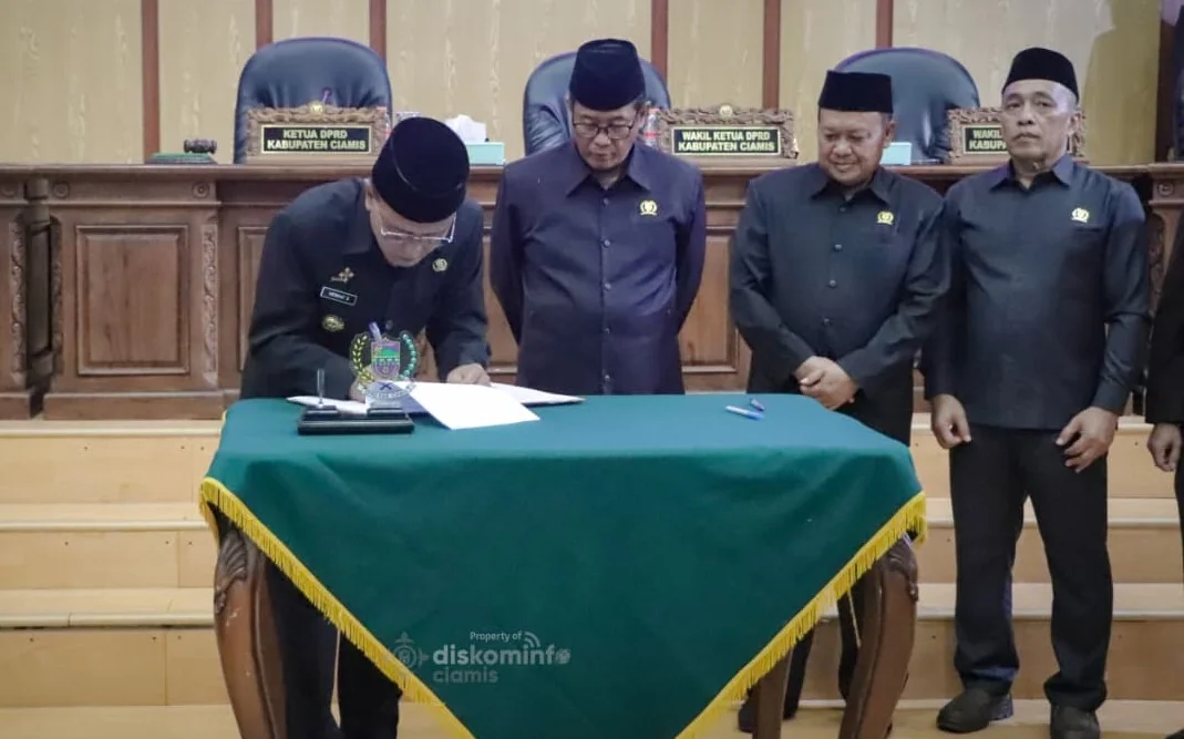 Bupati Ciamis, Herdiat Sunarya menandatangani Rancangan Peraturan Daerah (Raperda) tentang perubahan bentuk badan hukum dan nomenklatur Perusahaan Umum Daerah Bank Perkreditan Rakyat (BPR) Galuh Ciamis menjadi Perusahaan Perseroan Daerah Bank Perekonomian