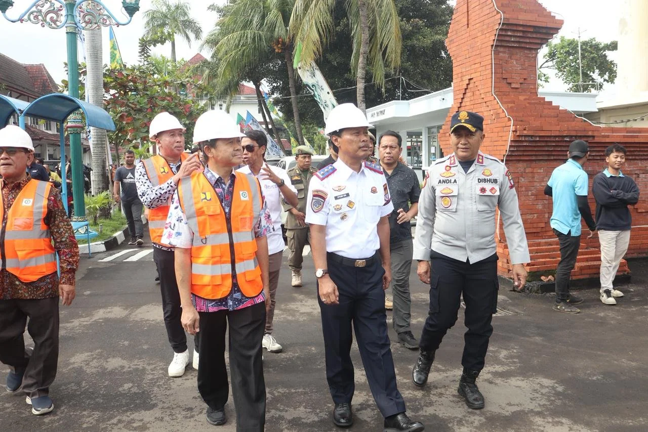 Wali Kota Cirebon, Effendi Edo meninjau langsung penataan kabel telekomunikasi sebagai langkah awal merapikan wajah kota.Dok-Dede Sofyan Hadi