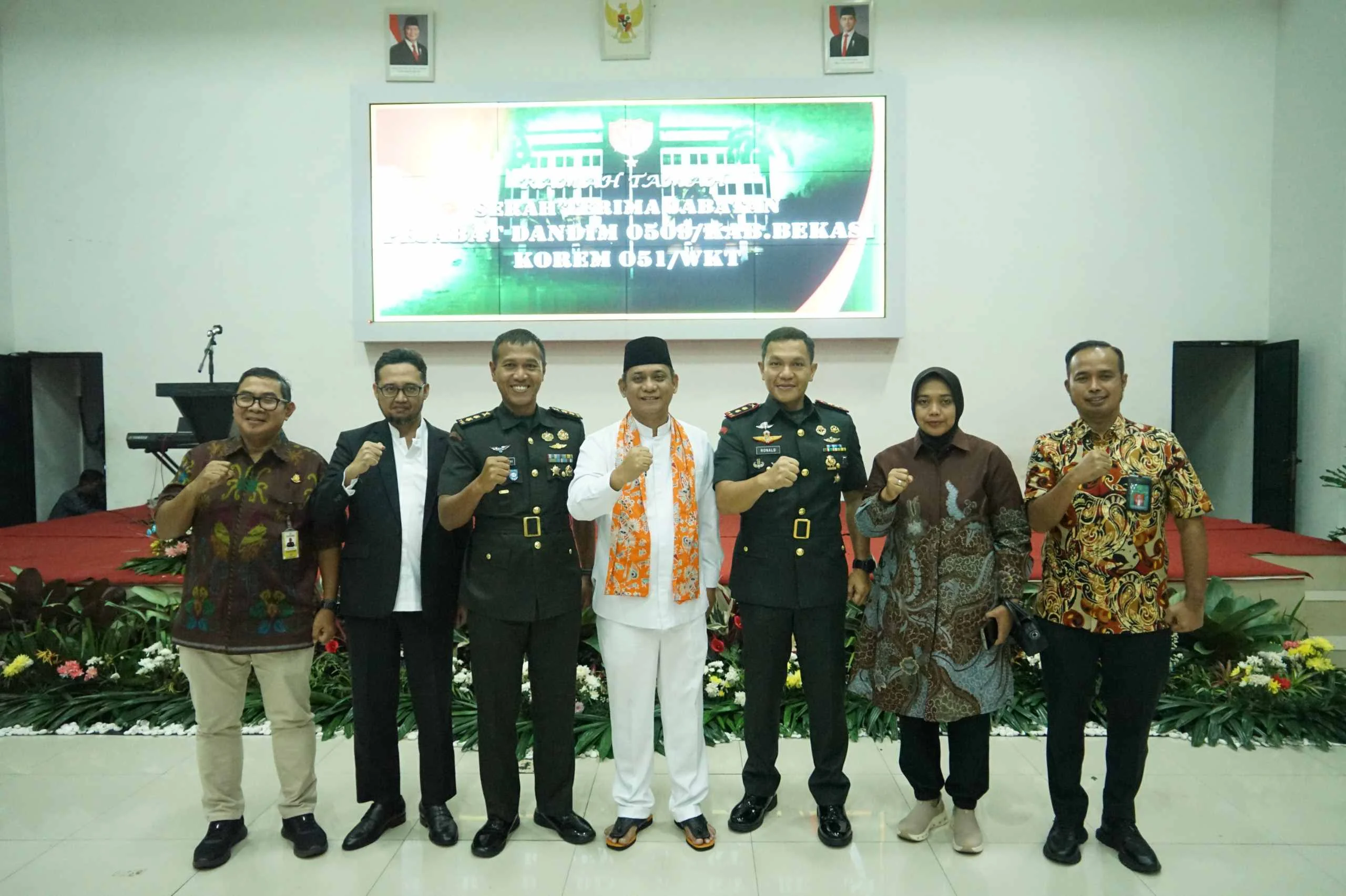 Plt Bupati Bekasi Asep Surya Atmaja menghadiri Serah Terima Jabatan (Sertijab) Komandan Kodim (Dandim) 0509/Kabupaten Bekasi dari Letkol Arh Sabdho Aji Wibowo kepada Letkol Inf Michael Ronald Simbolon, di Aula Babinsa Makodim 0509/Kabupaten Bekasi, Jumat