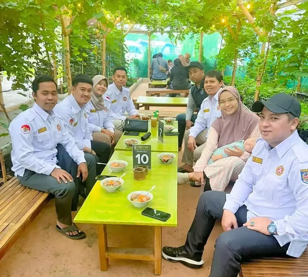 Ketua Katar Cinere, Iskandar (paling depan) saat bersama anggota Katar Kelurahan Cinere. (Foto : Dokumentasi narasumber)