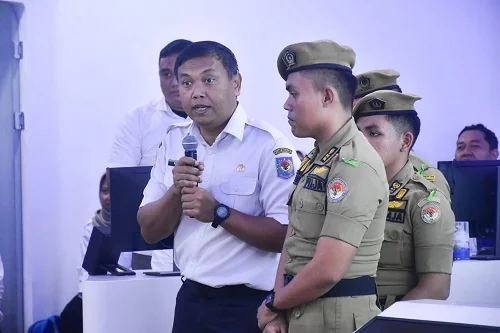 Sekretaris Daerah Tuti Ruswati, melakukan monitoring terhadap kegiatan Magang Tingkat III Praja Institut Pemerintahan Dalam Negeri.Dok-Diskominfosanditik Sumedang
