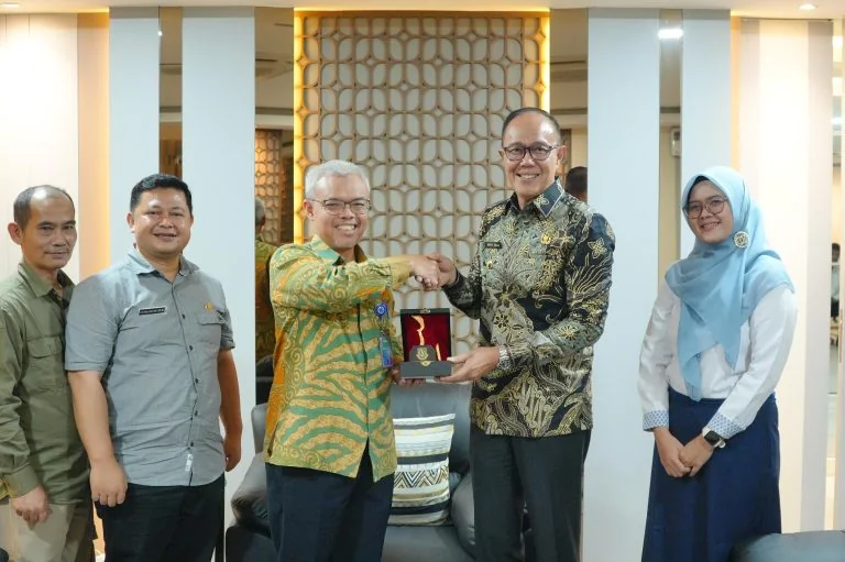 Wali Kota Sukabumi Ayep Zaki didampingi Kepala Dinas Tenaga Kerja Kota Sukabumi Punjul Saepul Hayat, dengan Sekretaris Jenderal Kementerian Ketenagakerjaan.Ist