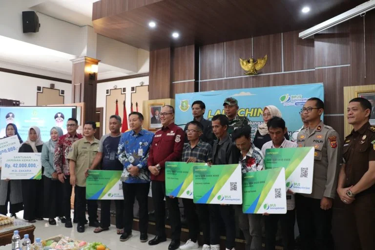 Wali Kota Sukabumi Ayep Zaki saat dalam peluncuran program jaminan sosial ketenagakerjaan.Ist