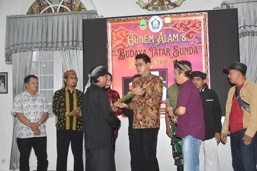 Wakil Bupati Sumedang M. Fajar Aldila saat membuka Sarasehan Tahun Baru 2026 bertajuk “Gunem Alam dan Budaya Tatar Sunda, Bersama Bos Urip” di Gedung Negara.Dok-Diskominfosanditik Sumedang