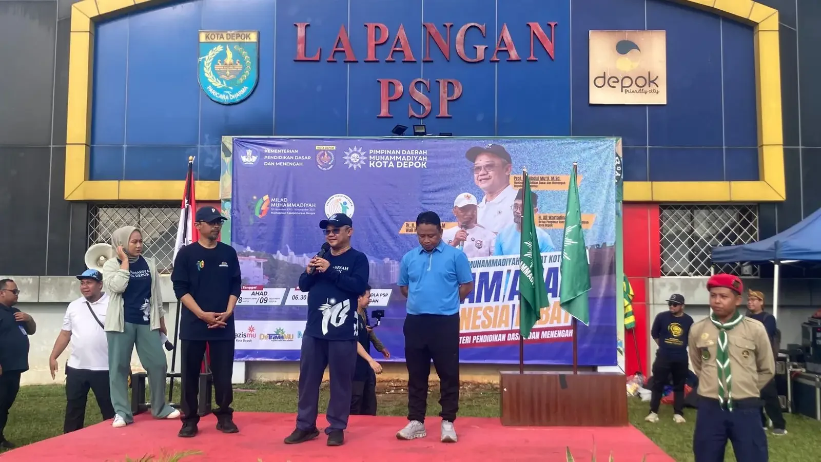 Mendikdasmen, Abdul Mu'ti (tengah) saat memberikan sambutan pada acara Senam Anak Indonesia Hebat dalam rangka Syiar Milad ke-113 Muhammadiyah Tingkat Kota Depok di Lapangan PSP, Sawangan, Depok, Minggu (09/11/2025). (Foto: Diskominfo Depok).