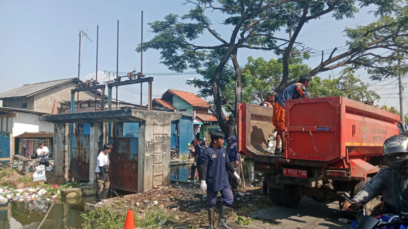 UPTD Wilayah 4 DLH Kabupaten Bekasi mengangkat sampah di Pintu Air Puri Nirwana Residence Desa Sukaraya Kecamatan Karangbahagia.Ist