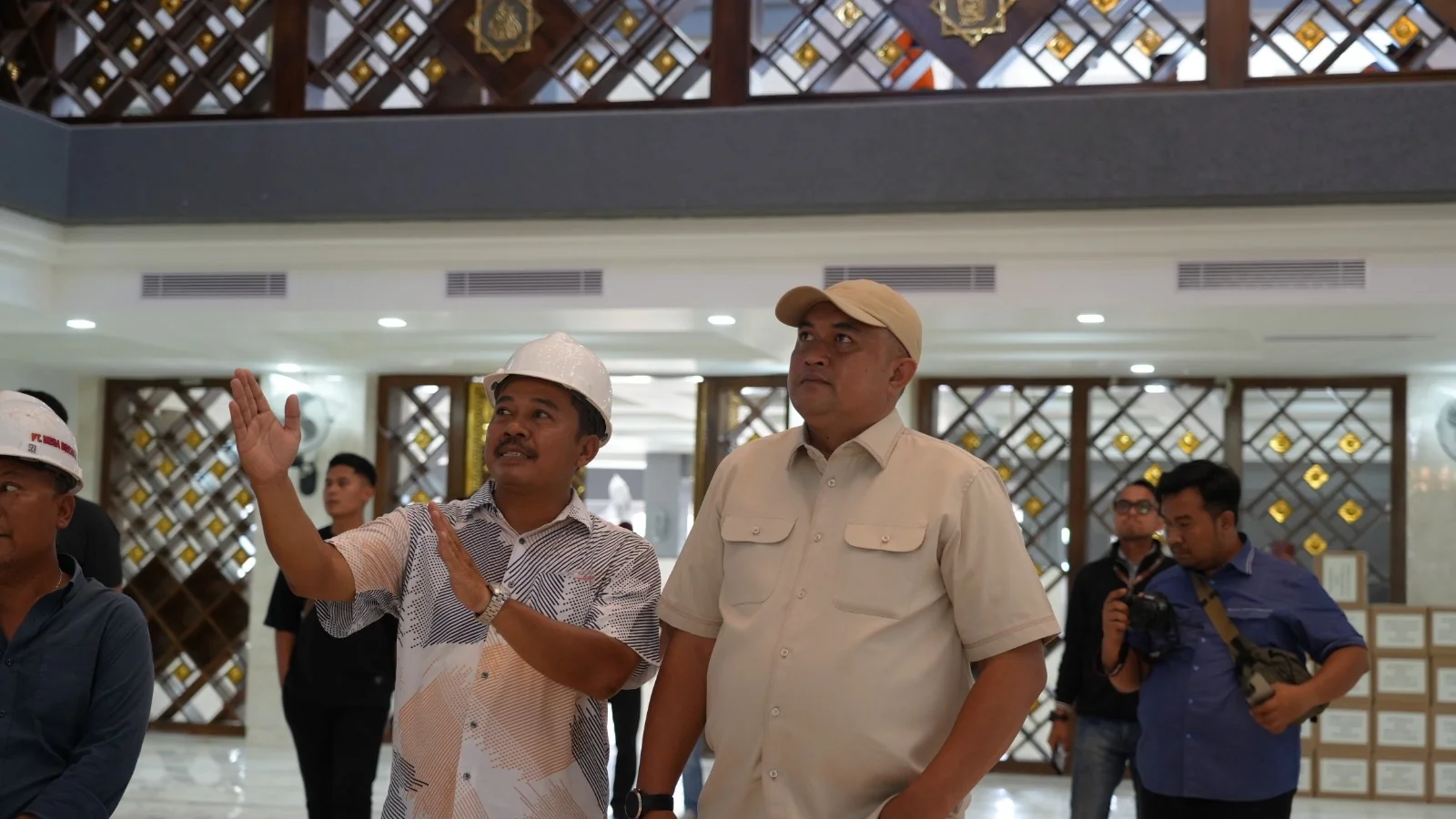 Bupati Bogor Rudy Susmanto mengajak seluruh masyarakat untuk memakmurkan Masjid Nurul Wathon.Dok-Diskomimfo Kab Bogor