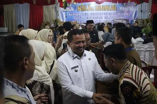 Bupati Sumedang Dony Ahmad Munir didampingi Wakil Bupati M. Fajar Aldila di Gedung Serba Guna Tegar Beriman, Desa Cikoneng, Kecamatan Ganeas.Dok-Diskominfosanditik Sumedang