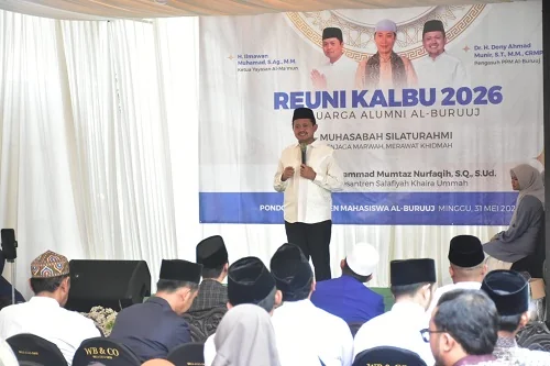 Bupati Sumedang Dony Ahmad Munir mengajak para santri Pondok Pesantren Mahasiswa Al-Buruuj untuk terus meningkatkan kualitas diri melalui semangat belajar yang berkelanjutan serta memperluas wawasan tanpa meninggalkan tradisi keilmuan pesantren.Dok-Diskom