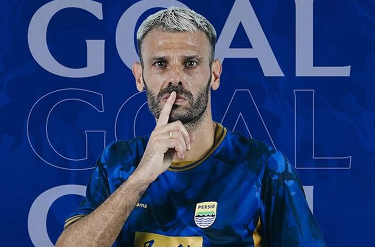 Aksi Tyronne del Pino membuahkan gol ke gawang Semen Padang.