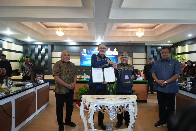 Wali Kota Sukabumi Ayep Zaki dan Bupati Gorontalo Sofyan Puhi.
Penandatanganan kerja sama yang dilakukan digelar di Ruang Pertemuan Pemkab Gorontalo.Ist