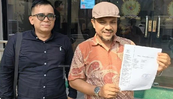 Wali murid di Babelan, Kabupaten Bekasi, Adhel Setiawan, melaporkan Gubernur Jawa Barat, Dedi Mulyadi, atas kebijakan memasukan siswa bermasalah ke barak militer.