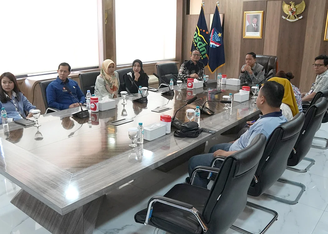 Kepala Kanwil Kemenkum Jabar Asep Sutandar bersama Kepala Bagian TU &amp; Umum Archie Tigor Mangunsong dan para Perancang PUU.Ist