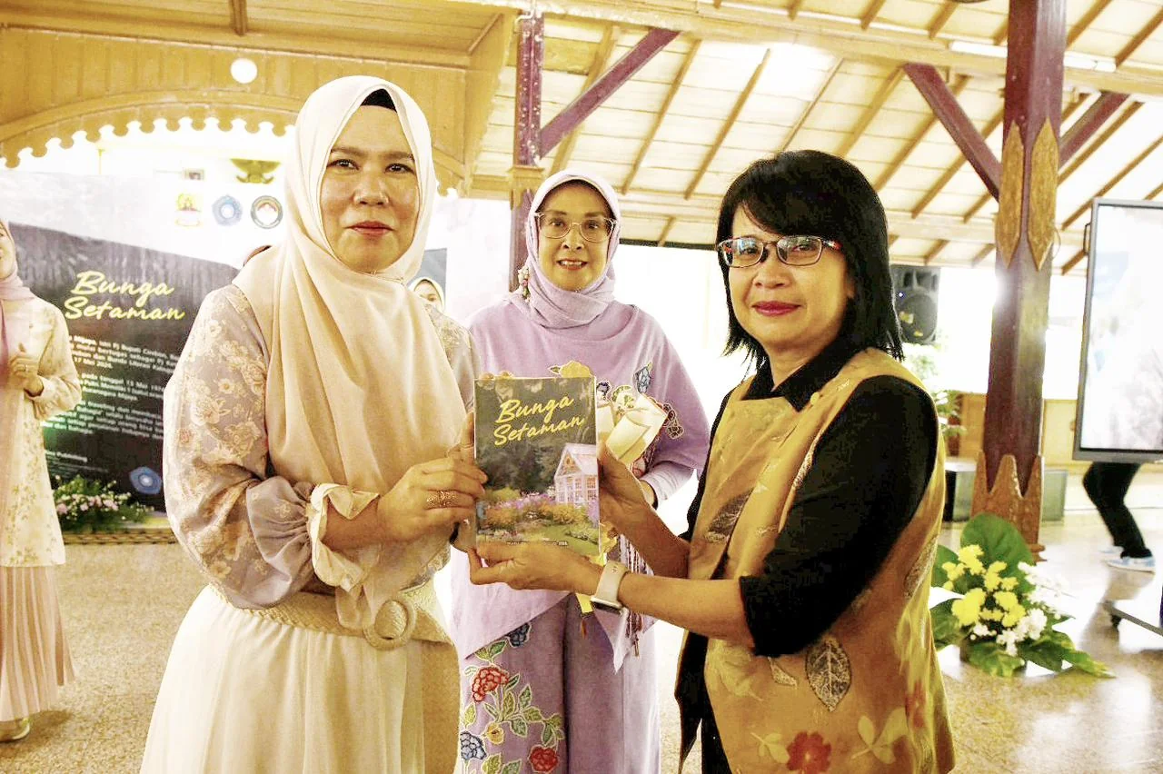 Pj Ketua TP PKK Provinsi Jawa Barat Amanda Soemedi Bey Machmudin hadiri Launching Buku Bunga Setaman di Pendopo Rumah Jabatan Bupati Cirebon, Kabupaten Cirebon, Jumat (24/1/2025).