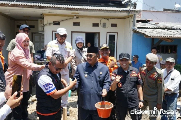 Peletakan batu pertama dilakukan oleh Bupati Sukabumi di Kampung Gumelar.Ist