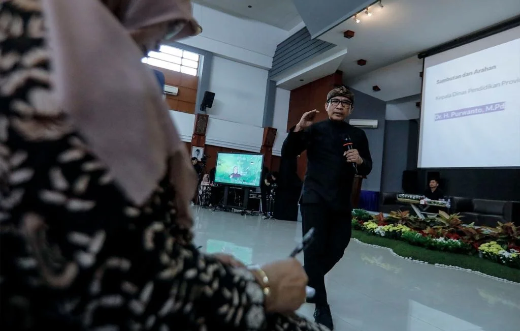 Kadisdik Jabar, Purwanto saat membina ratusan Pengawas SMA, SMK, dan SLB Jabar di Aula Ki Hajar Dewantara, Kantor Disdik Jabar, Kamis, 7 Agustus 2025.