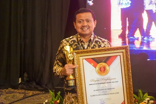 Bupati Dony Ahmad Munir usai menerima penghargaan di Jakarta Pusat.Ist