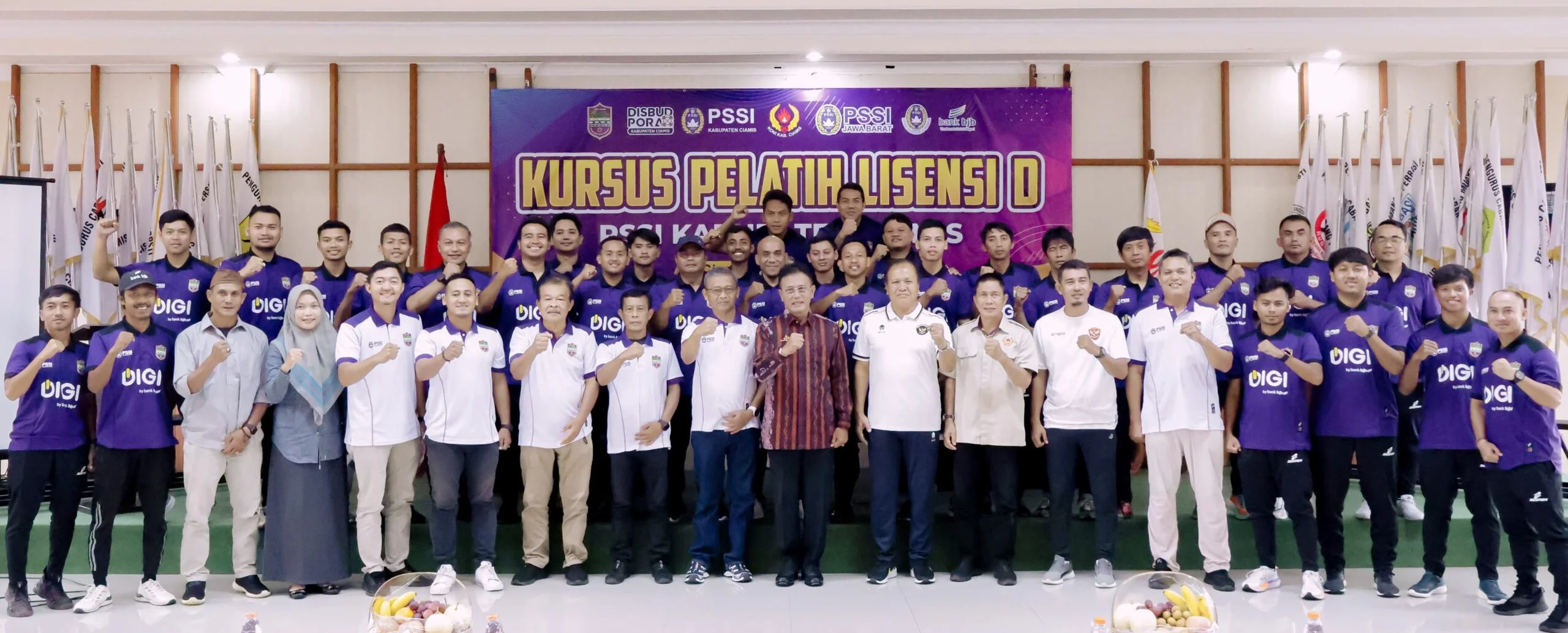 Bupati Ciamis Herdiat Sunarya secara resmi membuka kegiatan Kursus Pelatih Sepak Bola Lisensi D yang diselenggarakan oleh PSSI Kabupaten Ciamis.Ist