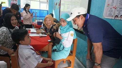 Bupati Dony memberikan apresiasi kepada murid yang berani saat disuntik.Ist