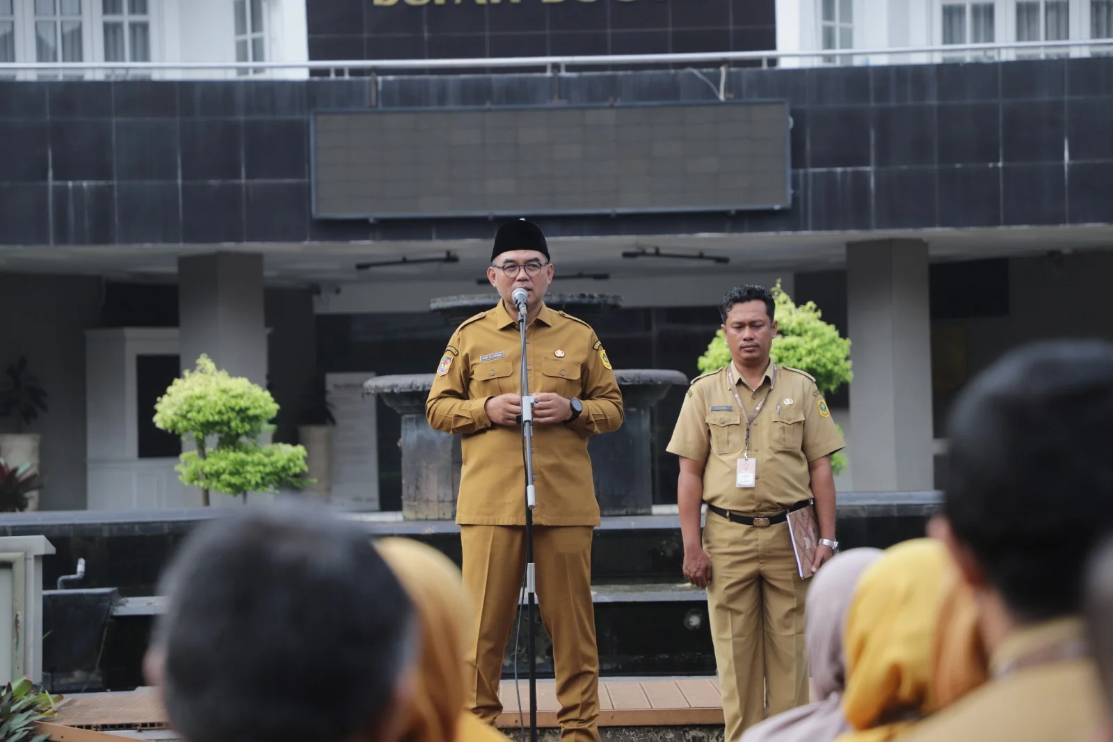 Sekretaris Daerah (Sekda) Kabupaten Bogor, Ajat Rochmat Jatnika, memimpin apel perdana di awal Tahun 2026.Dok-Diskomimfo Kab Bogor