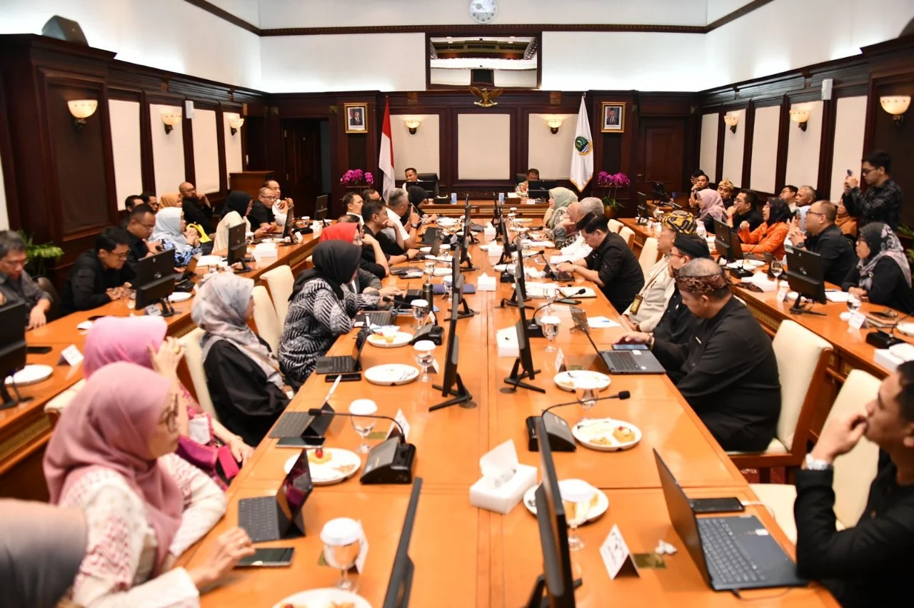Pj Gubernur Jawa Barat, Bey Machmudin bersama Sekda Jabar, Herman Suryatman melaksanakan rapat pembahasan tindak lanjut Instruksi Presiden (Inpres) Nomor 1 Tahun 2025 tentang Efisiensi Belanja dalam Pelaksanaan APBN dan APBD Tahun 2025 di Ruang Rapat Papa