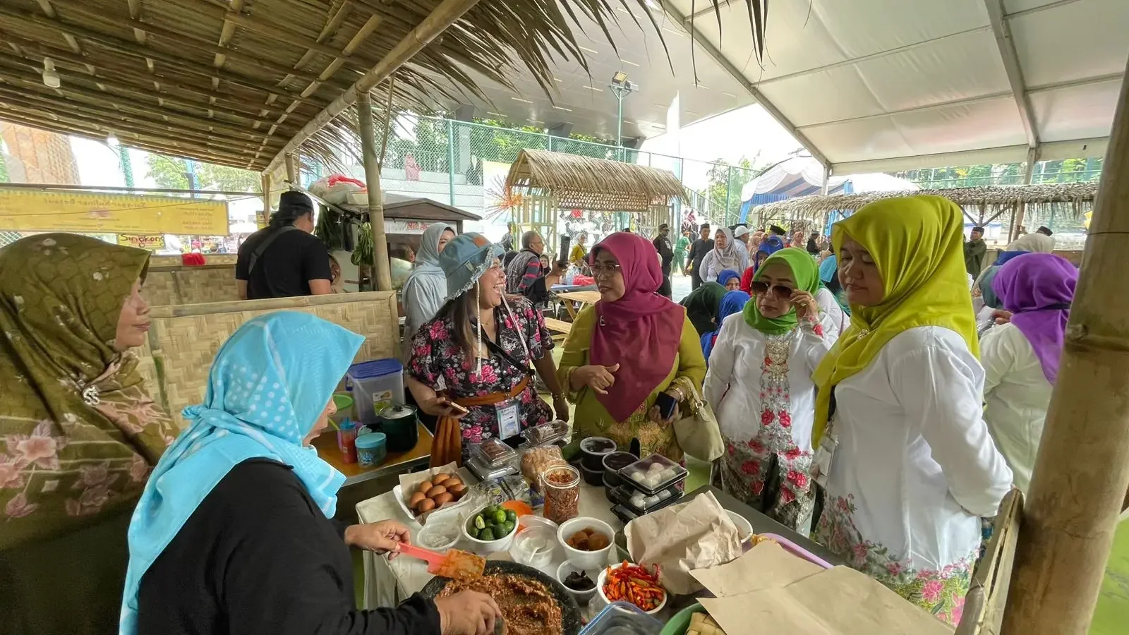 Sekretaris Umum Kumpulan Orang-Orang Depok (KOOD) Berbudaya, Nina Suzana saat berbelanja di Pasar Penghabisan pada rangkaian Lebaran Depok 2026. (Foto: Diskominfo Depok)