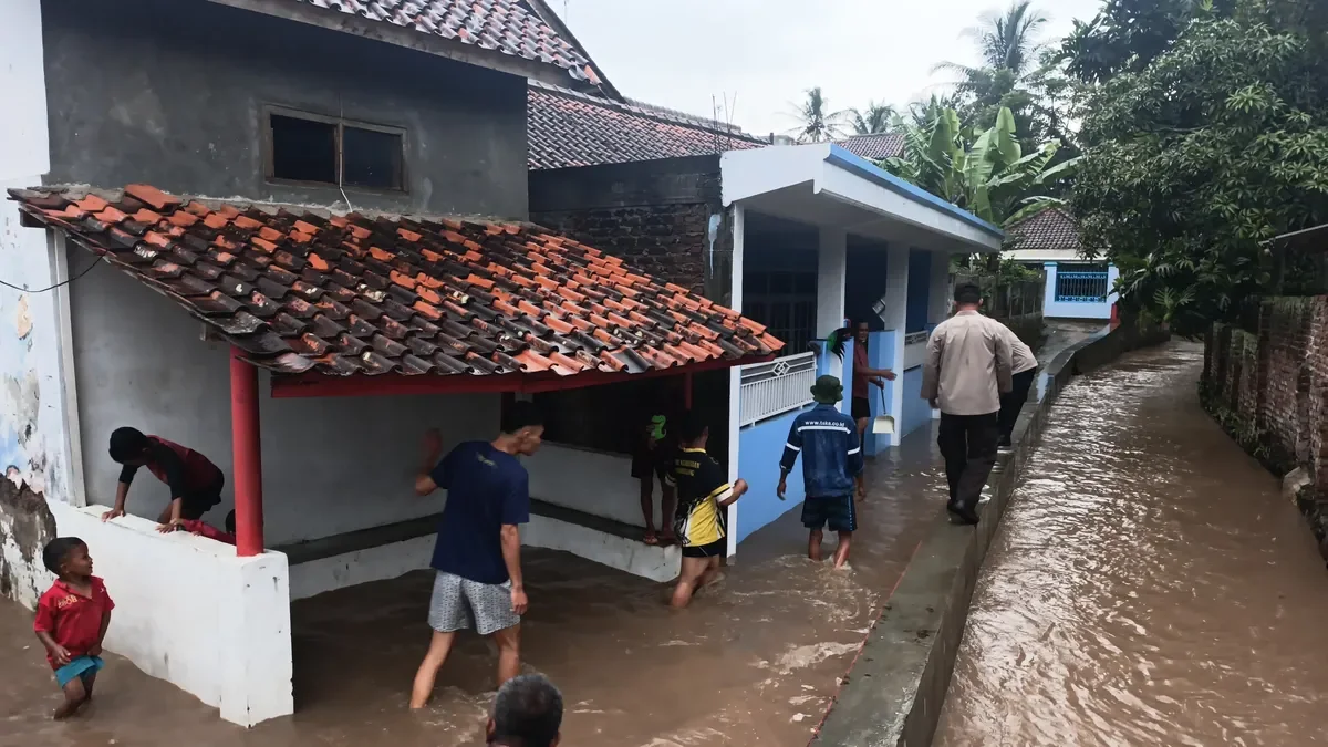 Banjir di Kampung Gunung Limbangan, Kecamatan Cibatu. (Ft PikiranRakyat.com)