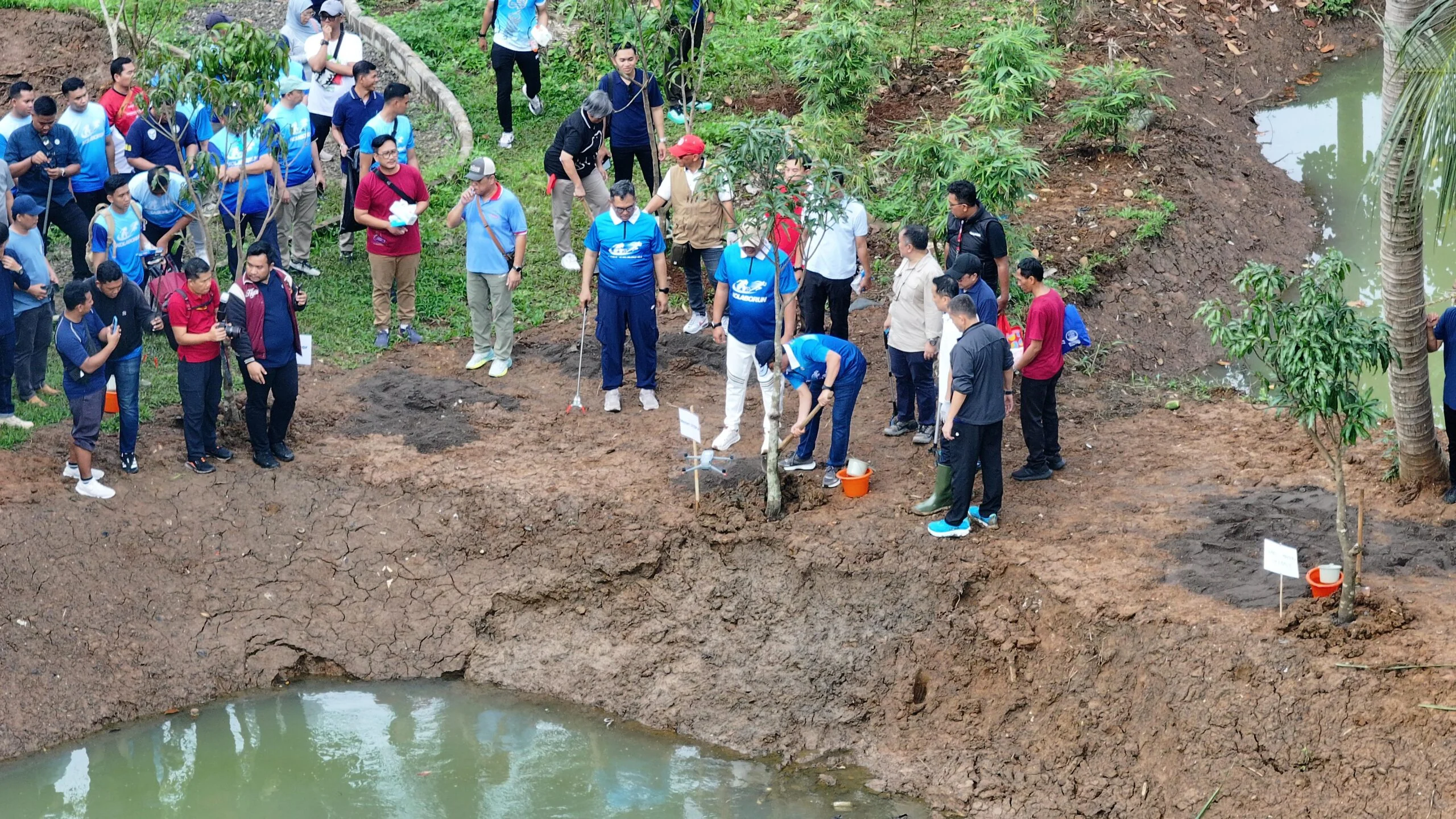 Bupati Bogor Rudy Susmanto bersama Menteri Lingkungan Hidup, Hanif Faisol Nurofiq, Forkompinda, dan jajaran Pemerintah Kabupaten Bogor, melakukan kegiatan penanaman pohon di Hutan Kota Tegar Beriman.Dok-Diskominfo Kab Bogor