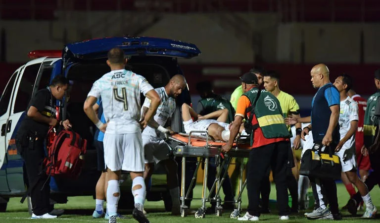Gelandang senior Dedi Kusnandar mengalami patah tulang fibula kaki sebelah kanan.