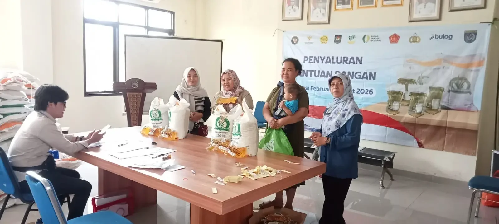 Lurah Serua, Yanti Heryanti saat menyalurkan BPNT dri kemensos kepada waragnya di aula kelurahan, Selasa (28/04/). (Foto : Dokumentasi narasumber)
