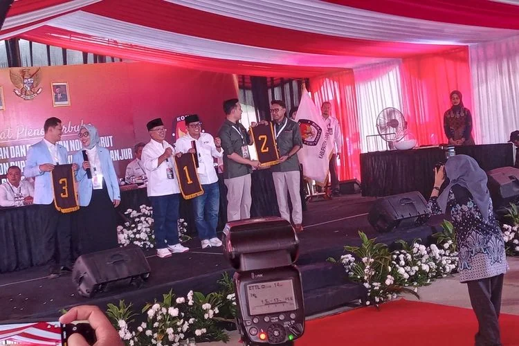 Ketiga paslon bupati Cianjur dan wakilnya periode 2024-2029 saat mengikuti prosesi pengundian nomor urut untuk kontestan Pilkada Cianjur 2024 di halaman kantor KPU Cianjur, Senin (23/9/2024) petang.(KOMPAS.COM/FIRMAN TAUFIQURRAHMAN)
