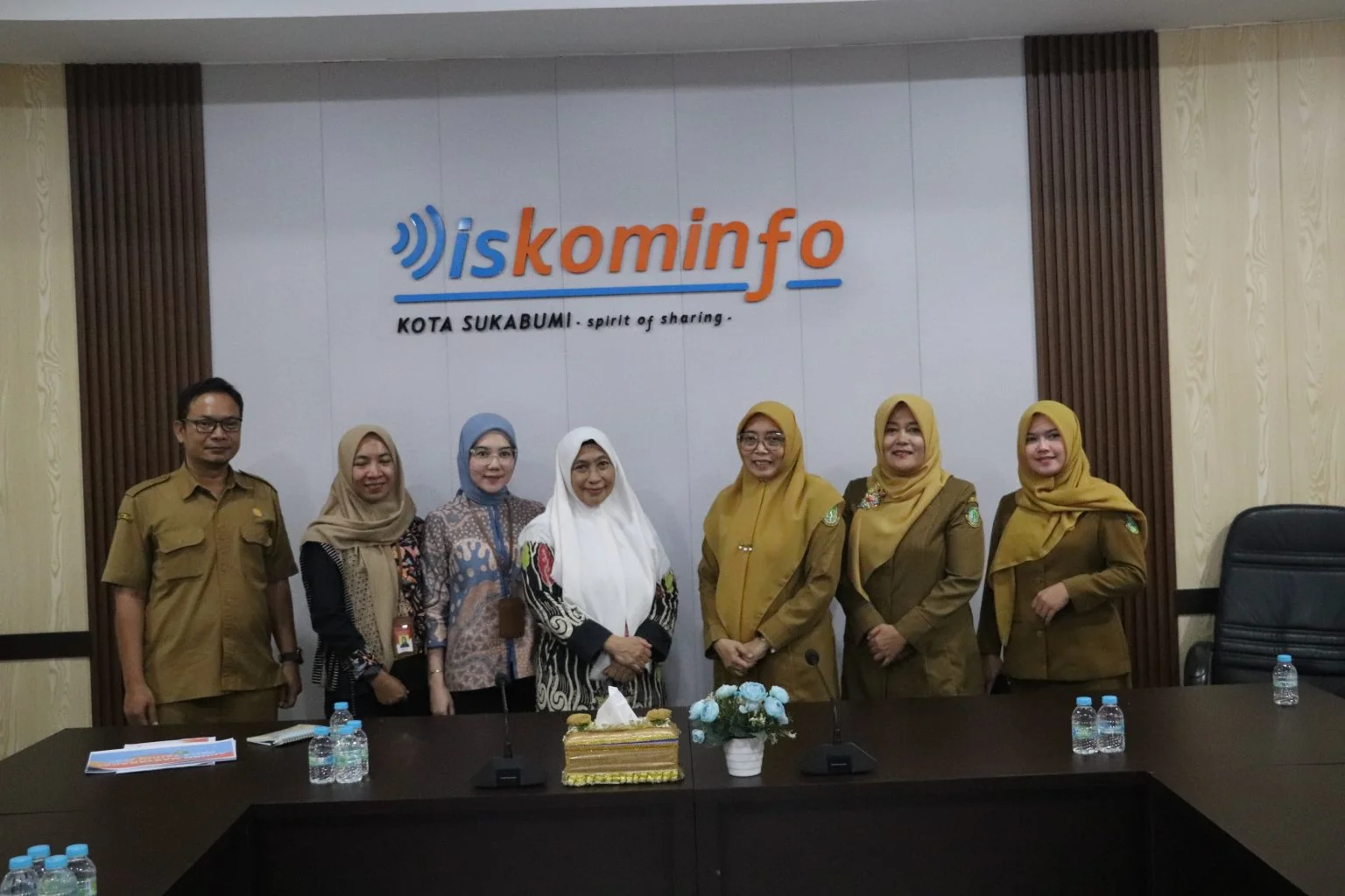 Kepala Diskominfo Endah Aruni, Sekretaris Diskominfo Faridah Umar, beserta Kepala Bidang Informasi dan Komunikasi Publik Diskominfo Tantan Sontani.Dok-Diskominfo Kota Sukabumi