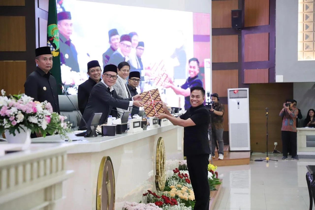 Rapat Paripurna penetapan 3 Ranperda dan penyelarasan pada agenda ke II yang dilaksanakan pada  Jumat (27/12/2024).