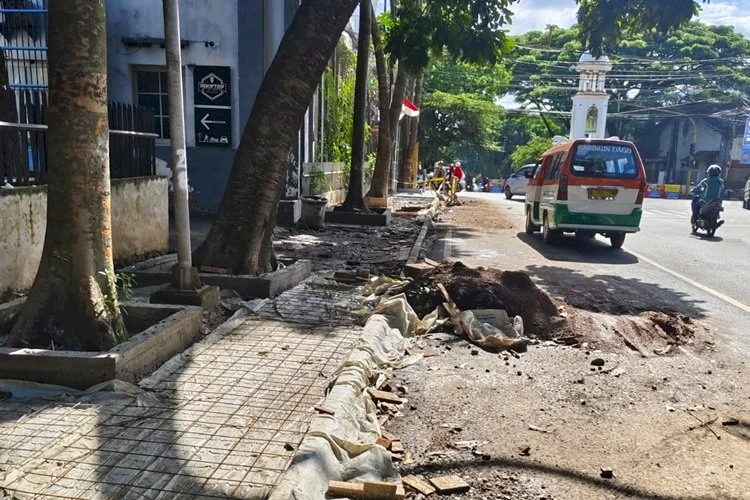 Tidak Perhatikan Serapan Air, Walhi Jabar Kritik Renovasi Trotoar di Bandung