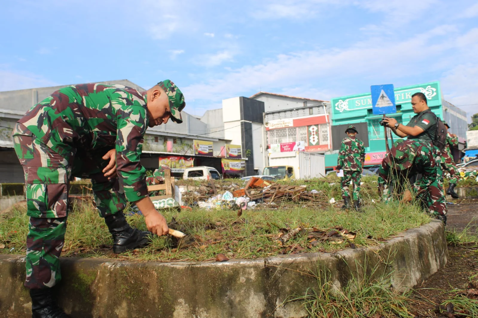 Kodim 0615/Kuningan menggelar kegiatan Korve Massal atau gotong royong kebersihan di kawasan Pasar Baru Kuningan.Dok-IKP/Diskominfo Kuningan