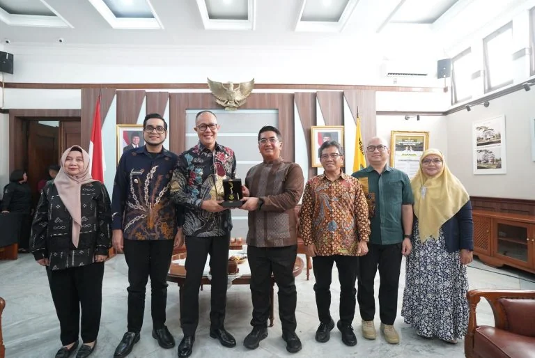 Wali Kota Sukabumi Ayep Zaki bersama Wakil Wali Kota Sukabumi Bobby Maulana menerima kunjungan Rektor Universitas Indonesia (UI) Prof. Dr. Ir. Heri Hermansyah, S.T., M.Eng., IPU, beserta jajaran di Ruang Utama Balai Kota Sukabumi.Dok-Diskomimfo Kota Sukab